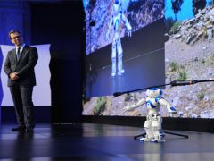 Intel Teknolojisi Robota Zeybek Oynattı